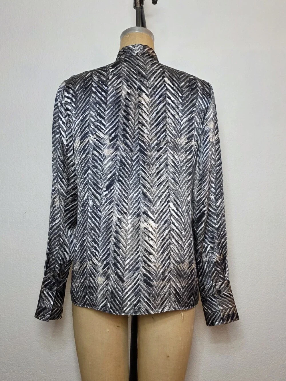 Lafayette 148 Gray Silk Print Bow Long Sleeve Button-Up Blouse - Picture 5 of 7